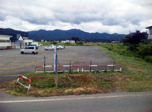 後ろは建具店の工場です。